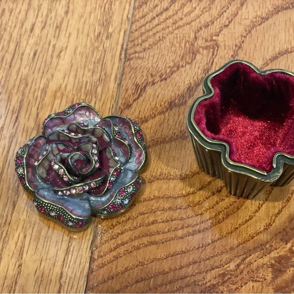Elegant Rose Jewelry trinket Box with Pink Accents - Picture 2 of 9